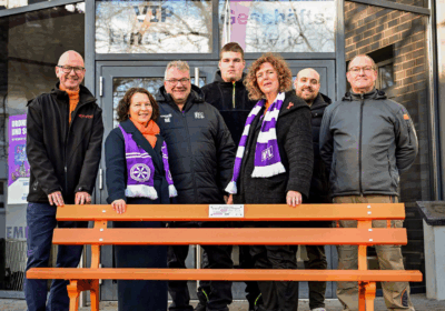 Sichtbares Zeichen gegen Gewalt an Frauen: Zwei orangefarbene Bänke an der Bremer Brücke.