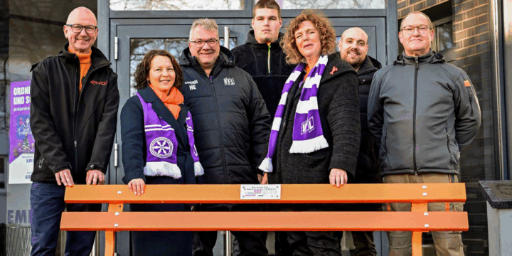 Sichtbares Zeichen gegen Gewalt an Frauen: Zwei orangefarbene Bänke an der Bremer Brücke.