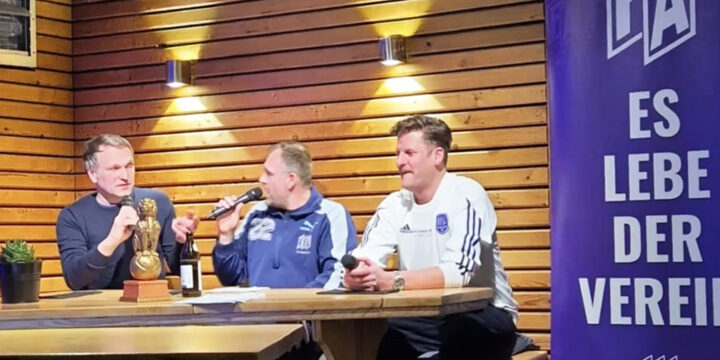 Der Löwenpudel präsentiert sich auf dem Fantalk